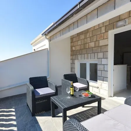 House Riva Zavalatica